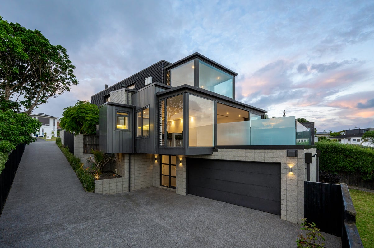 25 Seaview Road, Castor Bay, Auckland - Carousel 1