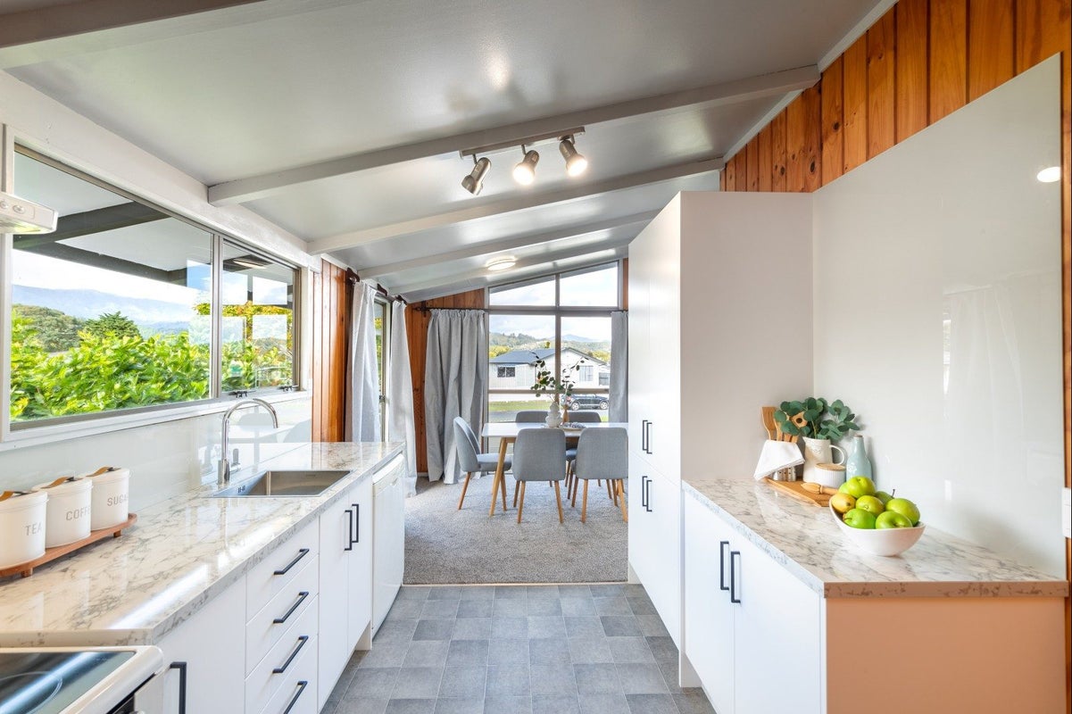 192 California Drive, Totara Park, Upper Hutt - Carousel 2