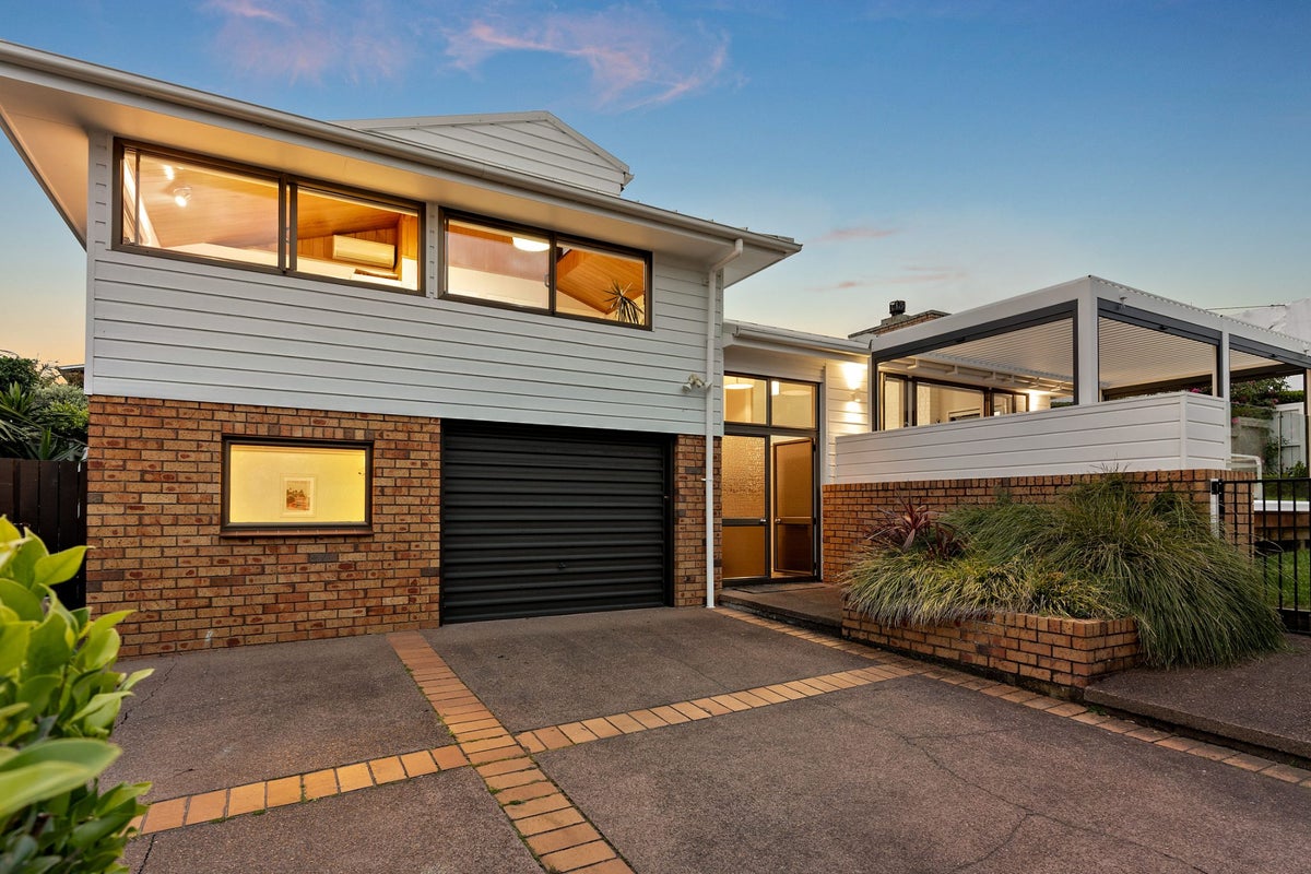 2/33 Sharon Road, Waiake, Auckland - Carousel 1