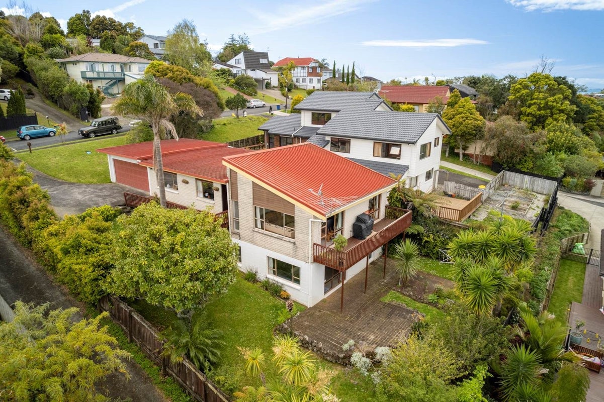 15 Montclair Rise, Browns Bay, Auckland - Carousel 1