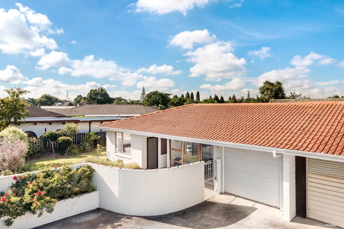 2/12 Beaumaris Way, Conifer Grove, Takanini - Carousel 1