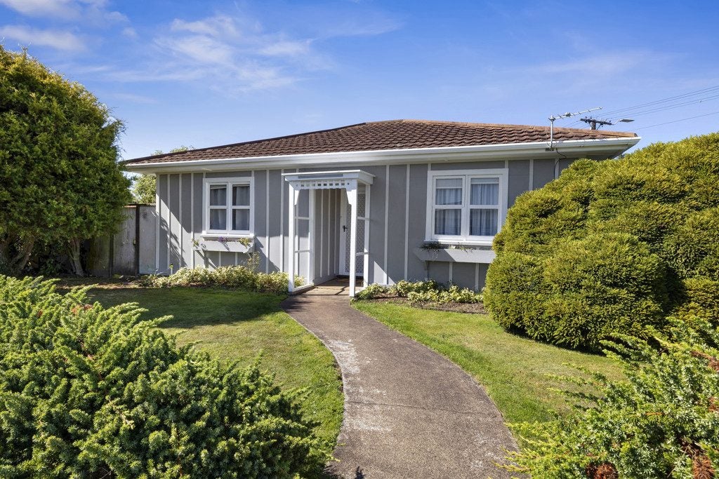 10 Tukapa Street, Westown, New Plymouth - Carousel 1