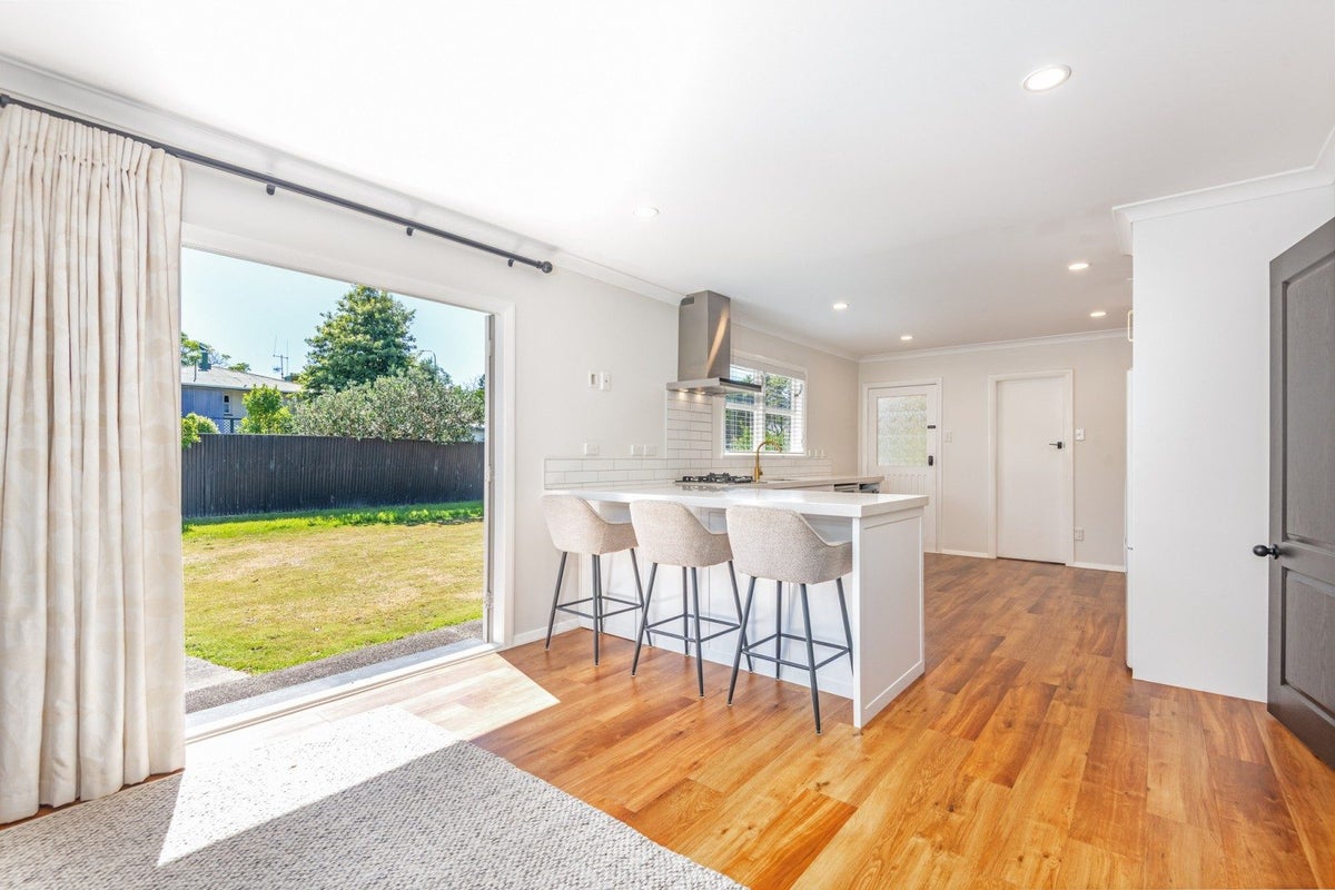 11 Athlone Place, Hokowhitu, Palmerston North - Carousel 2