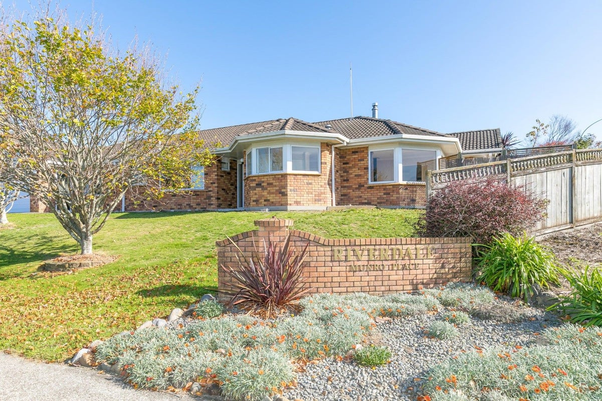 2 Munro Place, Flagstaff, Hamilton - Carousel 1