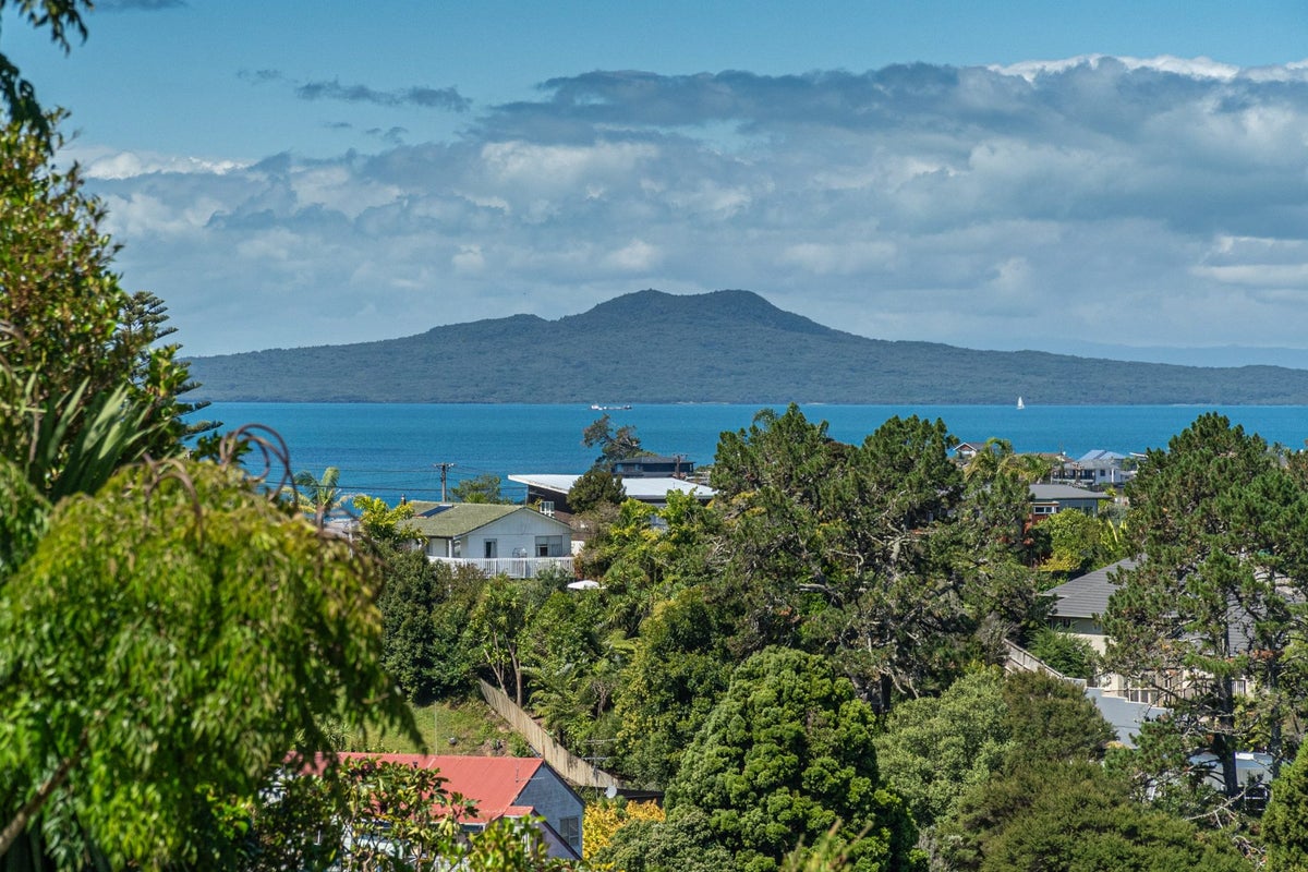 1/84 Carlisle Road, Browns Bay, Auckland - Carousel 21