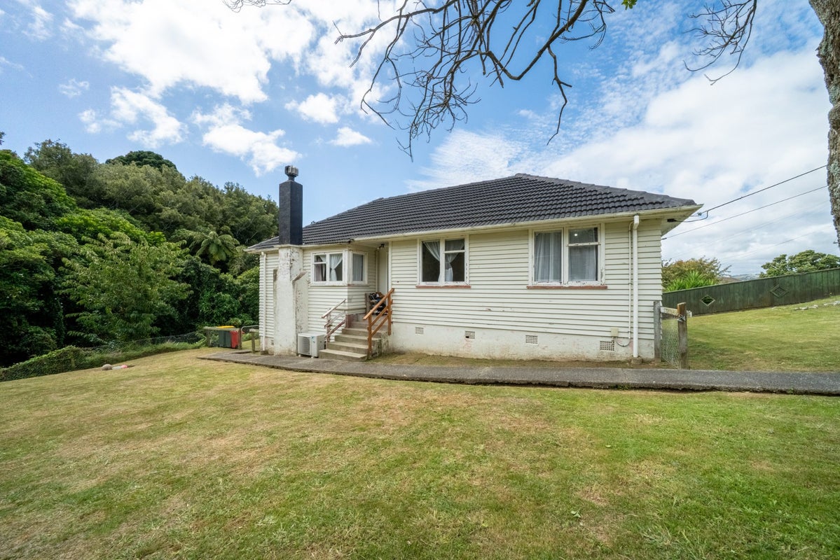 12 Ngahue Crescent, Elsdon, Porirua - Carousel 2