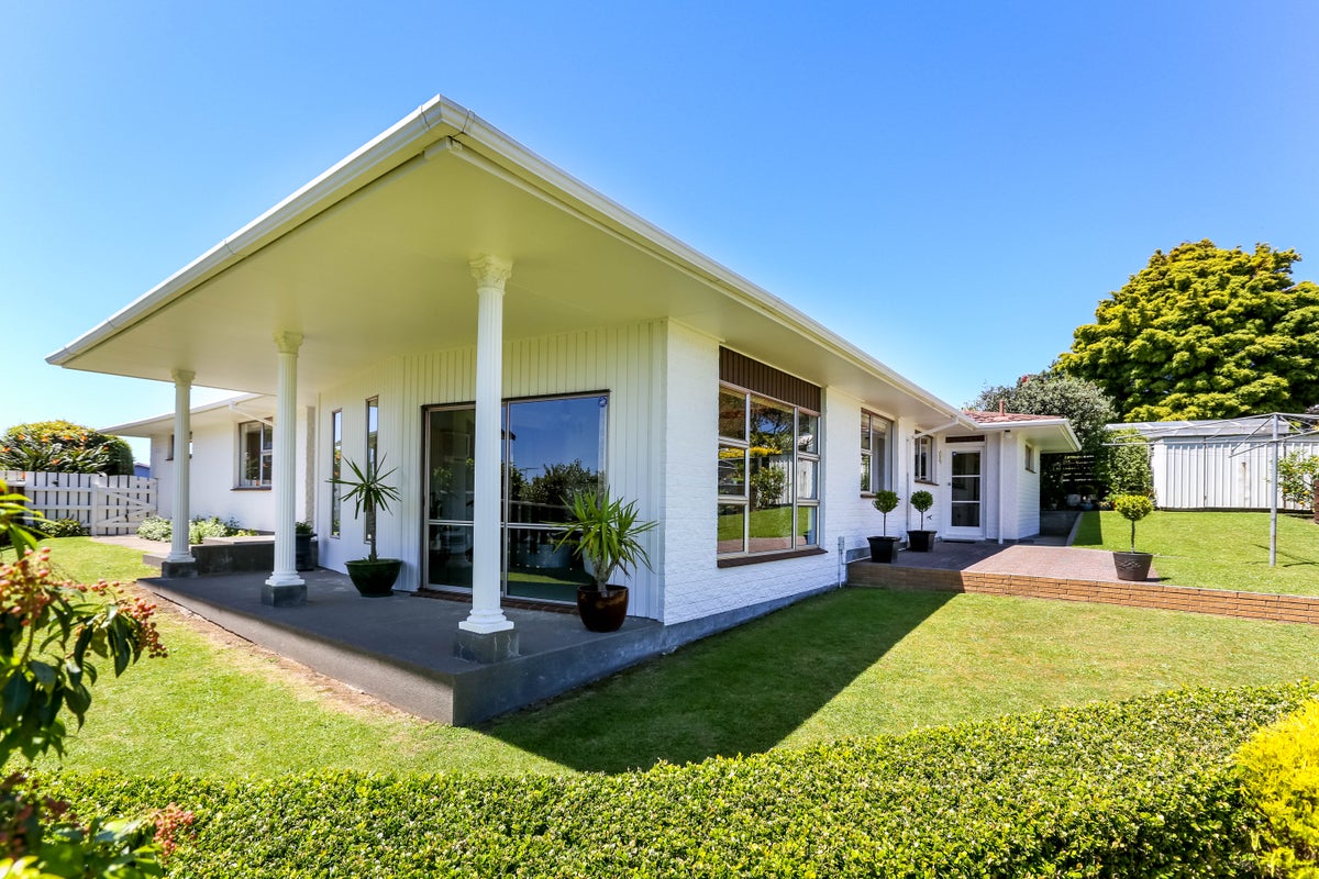 16 Montana Place, Merrilands, New Plymouth - Carousel 1