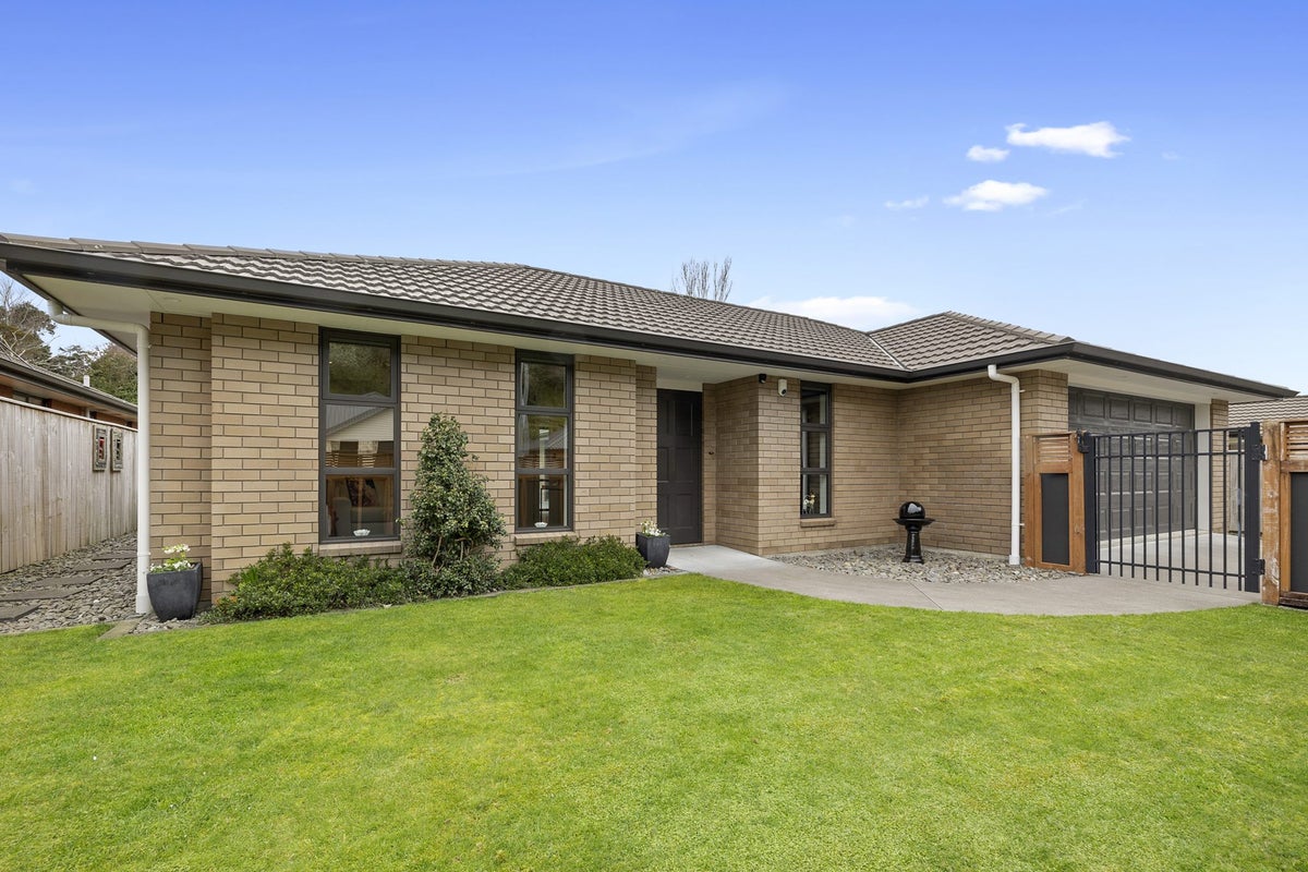 38 Magnolia Drive, Westown, New Plymouth - Carousel 1