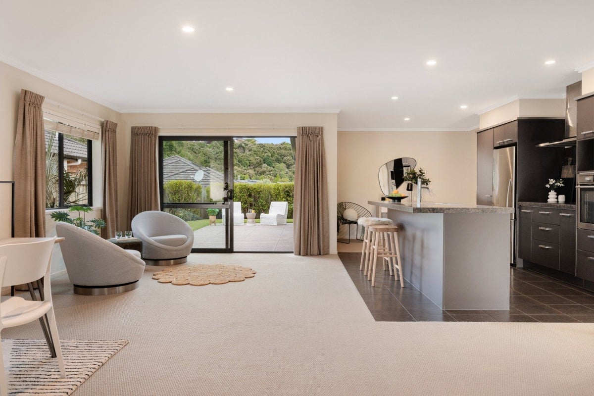 25 Landing Drive, Pyes Pa, Tauranga - Carousel 1