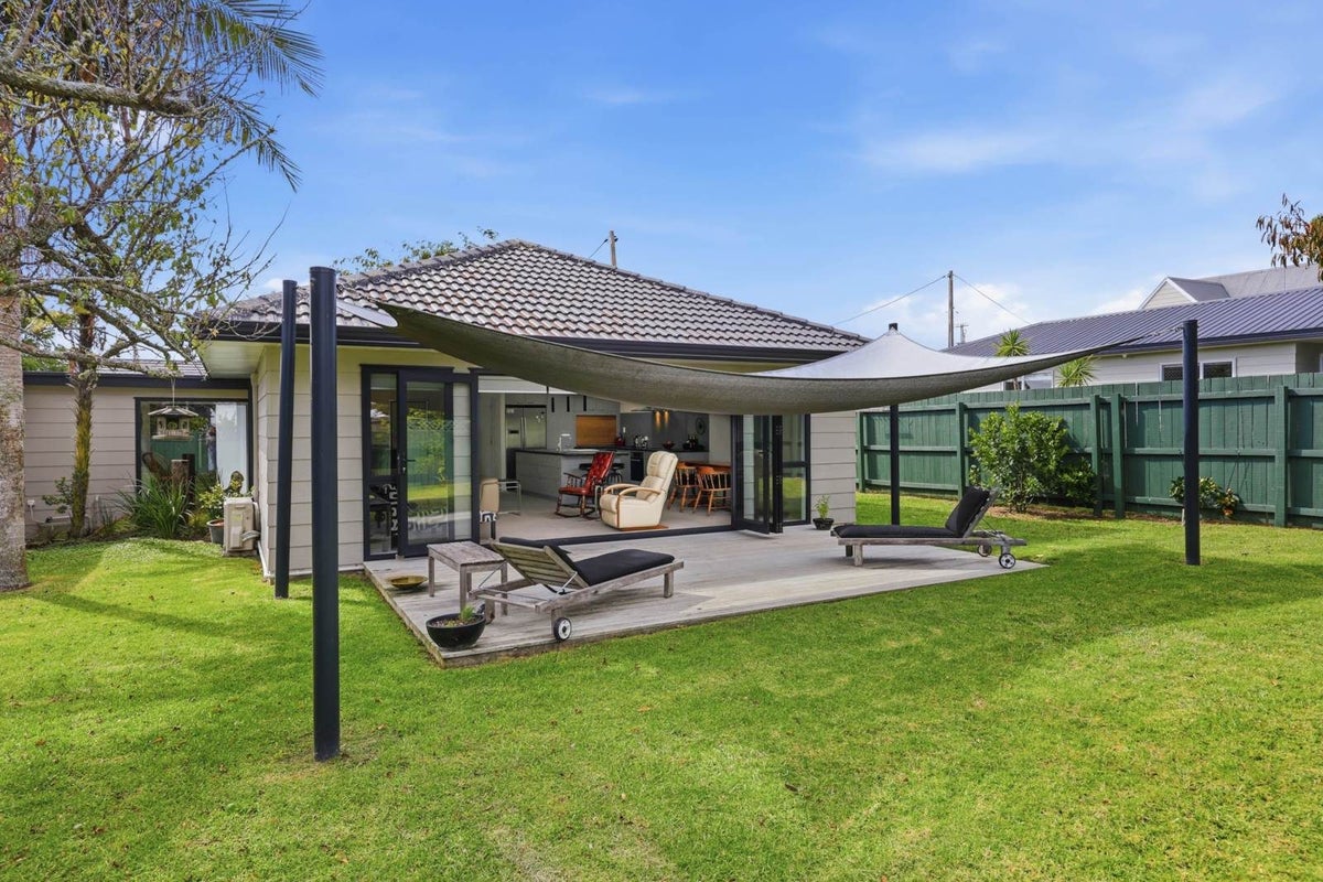 2/330 Rangatira Road, Beach Haven, Auckland - Carousel 1