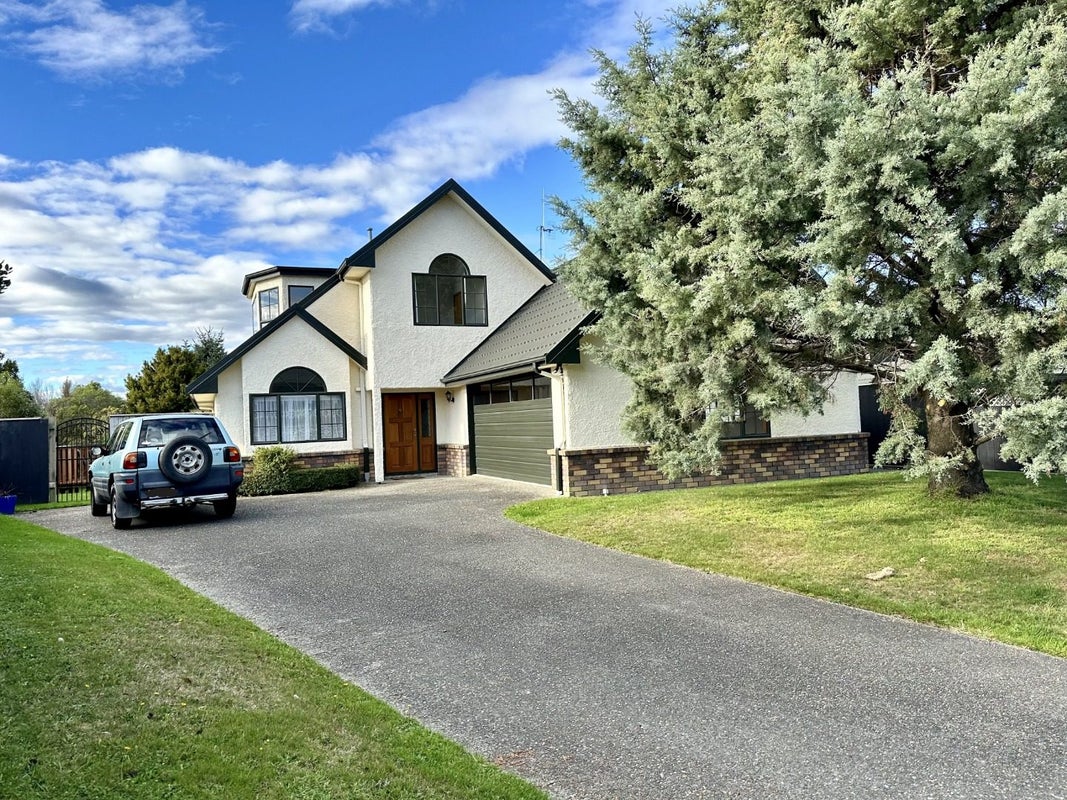 11 Woodgate Court, Fitzherbert, Palmerston North - Carousel 1