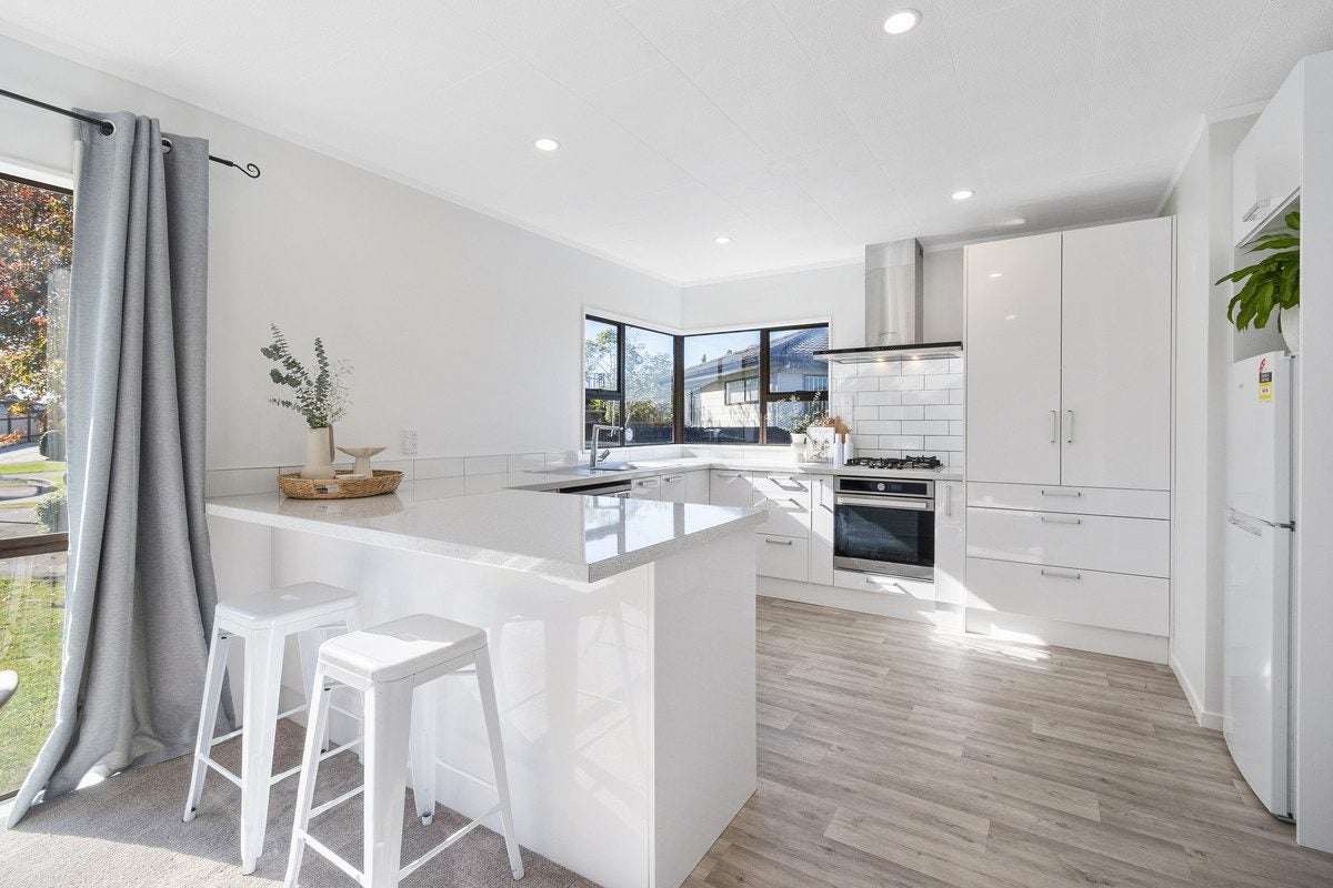 18 Suzanne Grove, Kelvin Grove, Palmerston North - Carousel 2