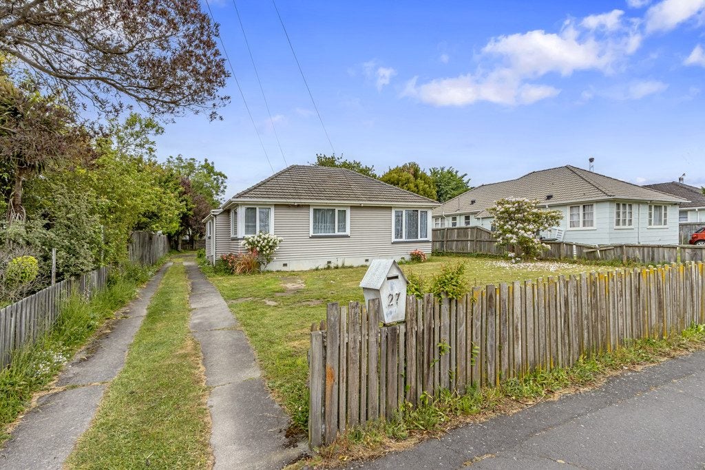 27 Earnslaw Crescent, Bryndwr, Christchurch - Carousel 1