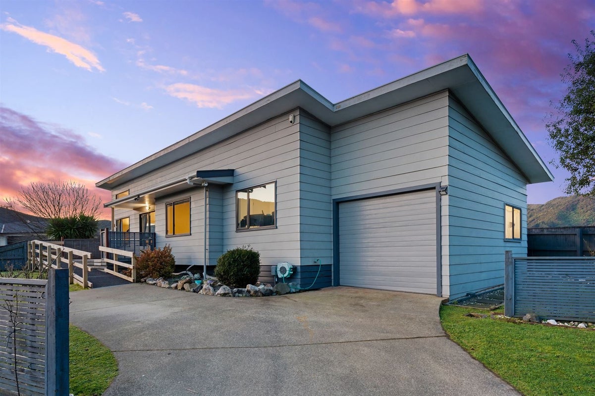 35 Grimsby Grove, Wainuiomata, Lower Hutt - Carousel 1
