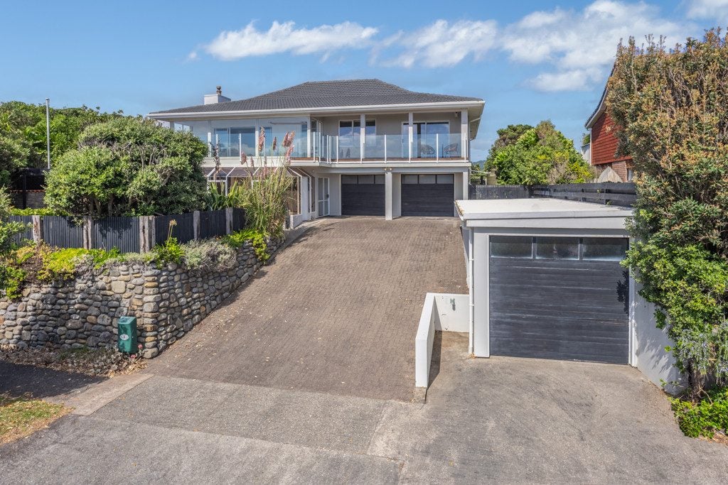 8 Ara Kuaka, Waikanae Beach, Waikanae - Carousel 1