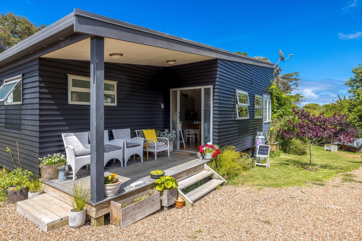 17 Goodwin Avenue, Oneroa, Waiheke Island - Carousel 2