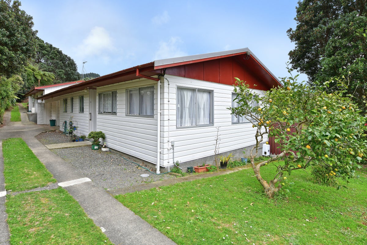 50 Lincoln Avenue, Tawa, Wellington - Carousel 1