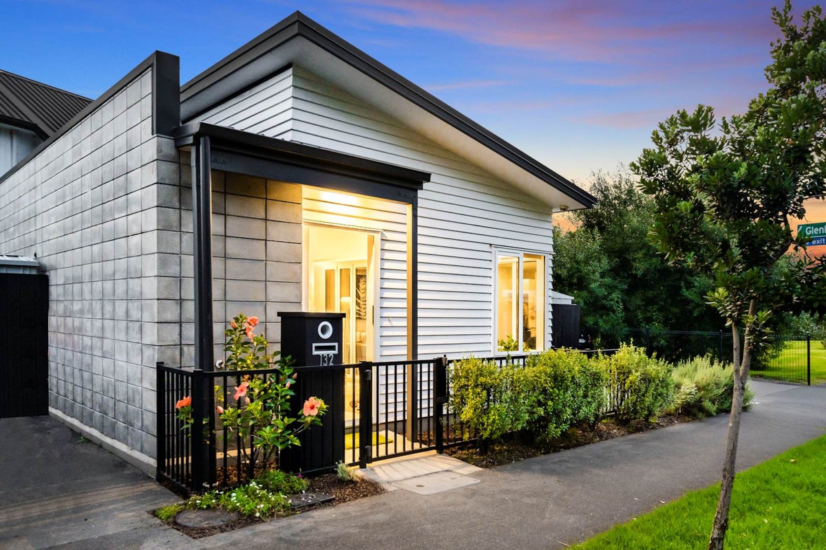 132 Leybourne Circle, Glen Innes, Auckland - Carousel 1
