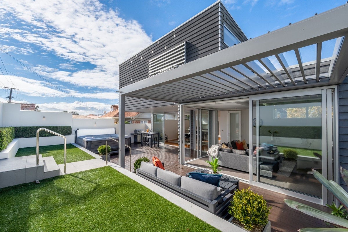 33 Luplau Crescent, Cockle Bay, Auckland - Carousel 1