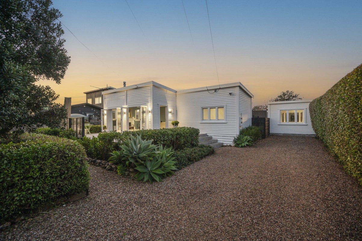 24 Nikau Road, Waiheke Island , Waiheke Island - Carousel 1