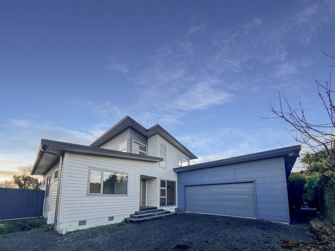 4 Coates Grove, Silverstream, Upper Hutt - Carousel 1