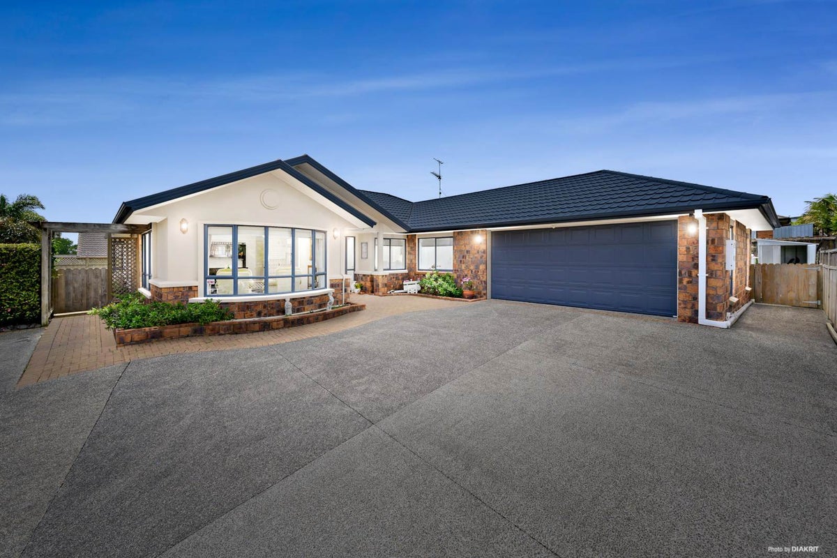 21 Araminta Place, Beachlands, Auckland - Carousel 1