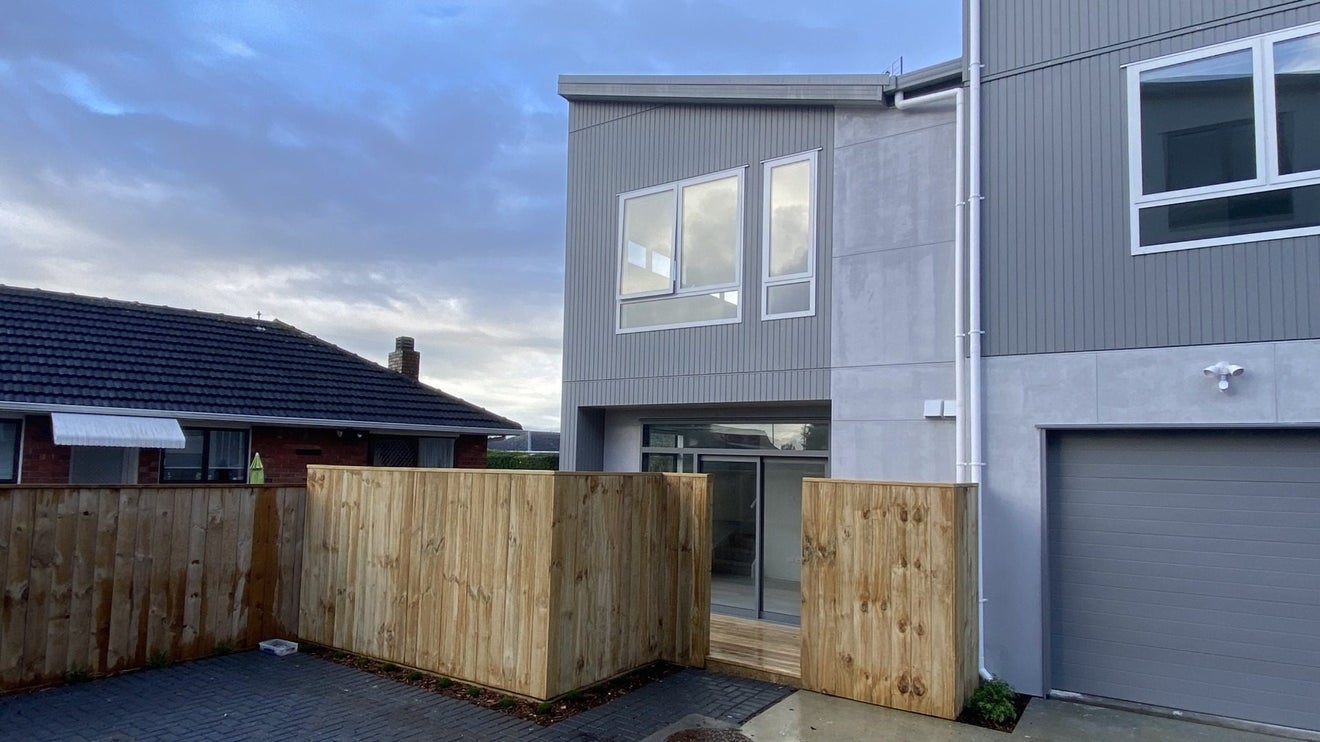 9/2 Moor Avenue, Te Atatu Peninsula, Auckland - Carousel 1