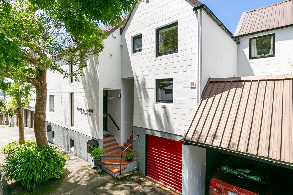 2/11 Pitarua Street, Thorndon, Wellington - Carousel 1