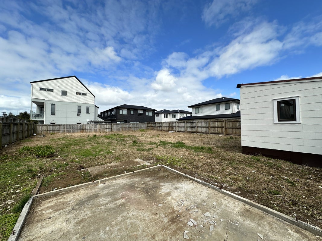 6 Ropata Avenue, Point England, Auckland - Carousel 2