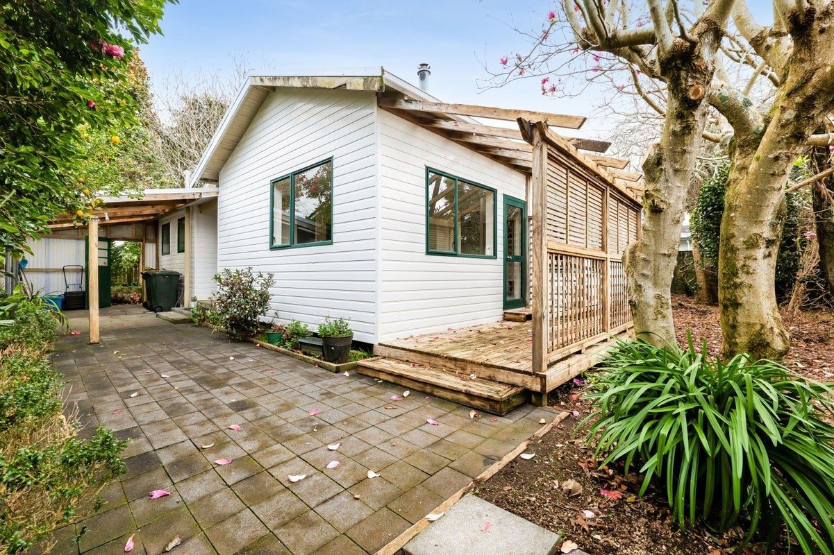 13 Rennell Street, Frankleigh Park, New Plymouth - Carousel 1