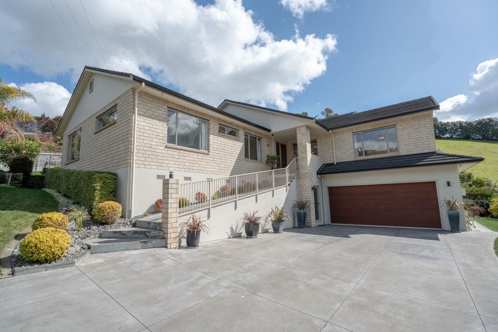 28 Churchill Drive, Taradale, Napier - Carousel 1