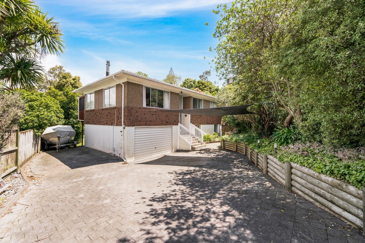 15 Haseler Crescent, Howick, Auckland - Carousel 1