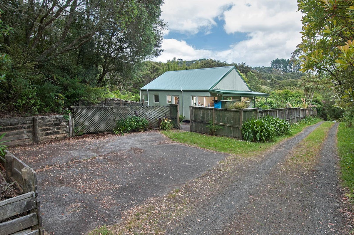 8 Napuka Road, Henderson Valley, Auckland - Carousel 1