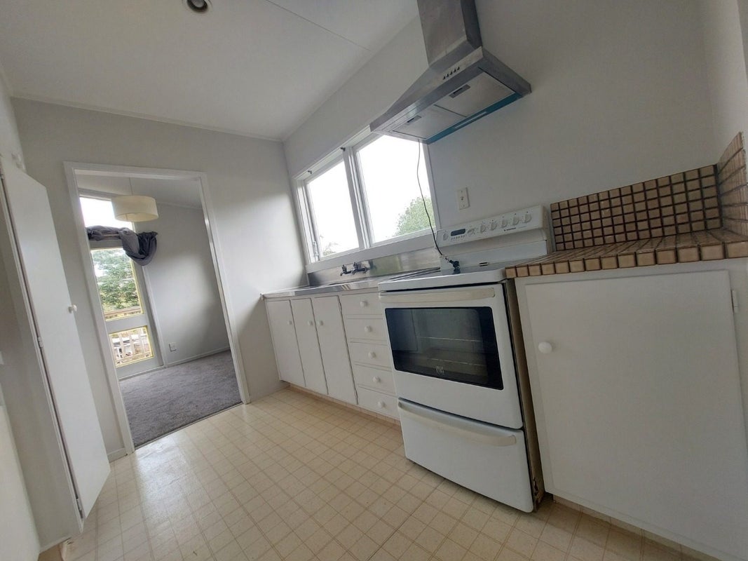 8 Wyoming Avenue, Murrays Bay, Auckland - Carousel 2