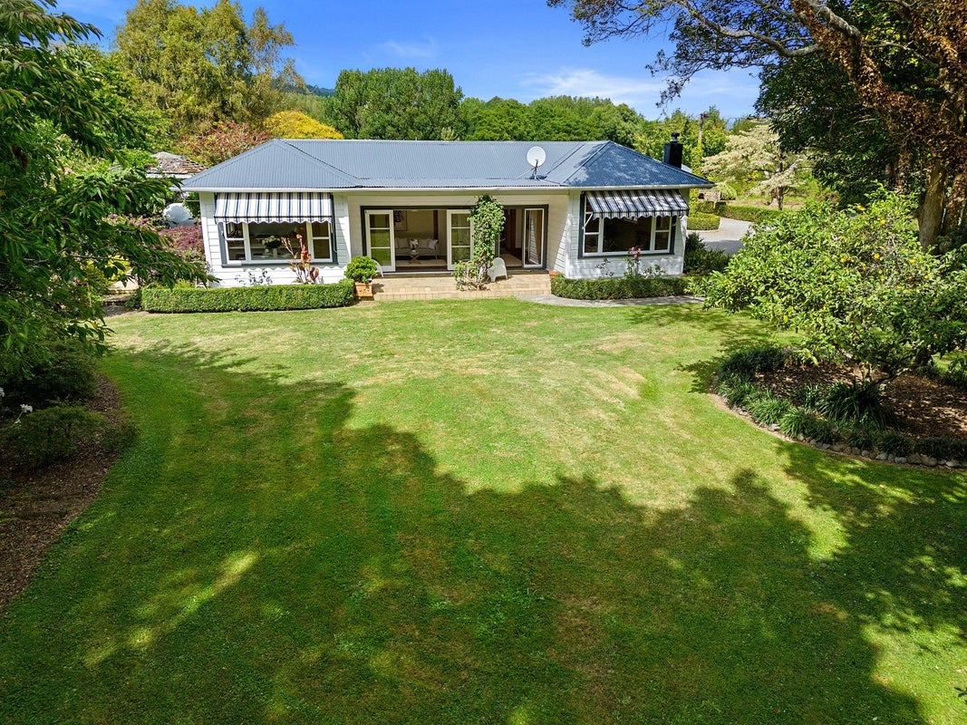 200 State Highway 1, Otaki - Carousel 1