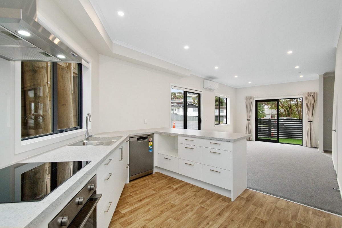 1E Pembroke Street, Tawa, Wellington - Carousel 2