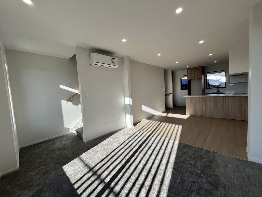 5/10 Fairclough Road, Beach Haven, Auckland - Carousel 2