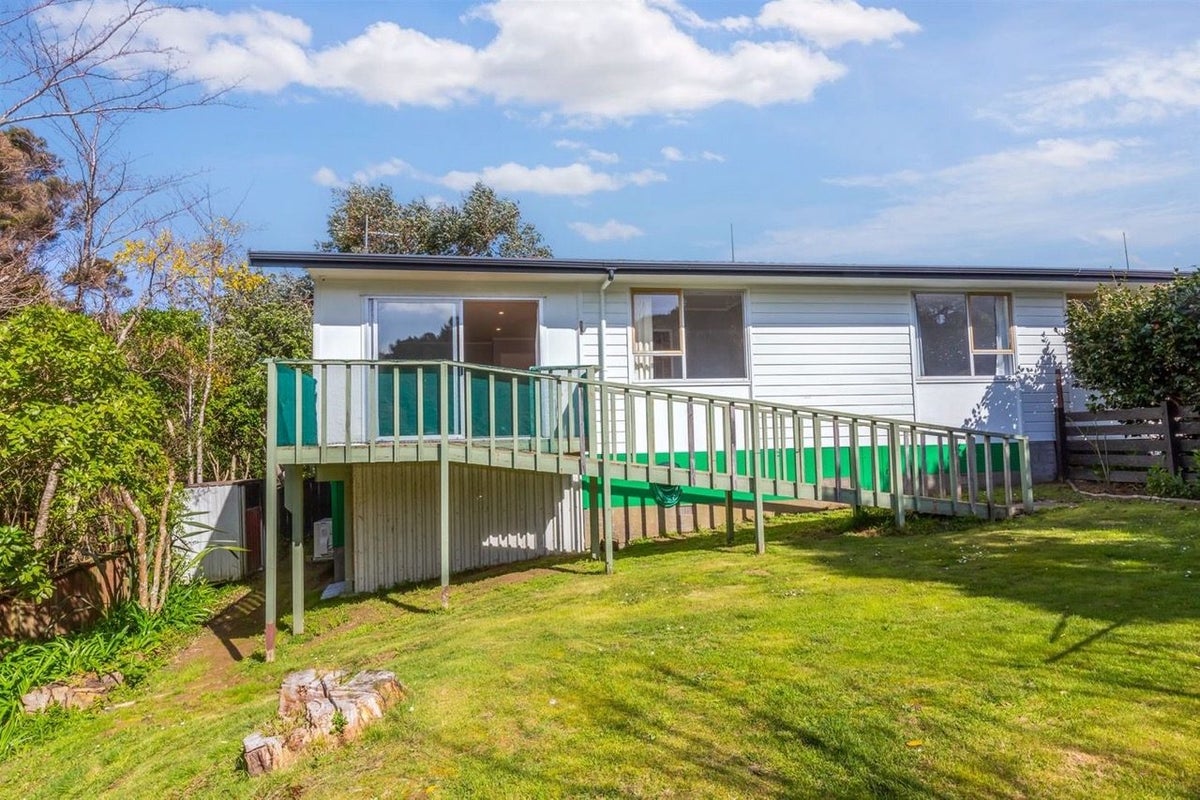 42B HICKS Close, WHITBY, PORIRUA - Carousel 1