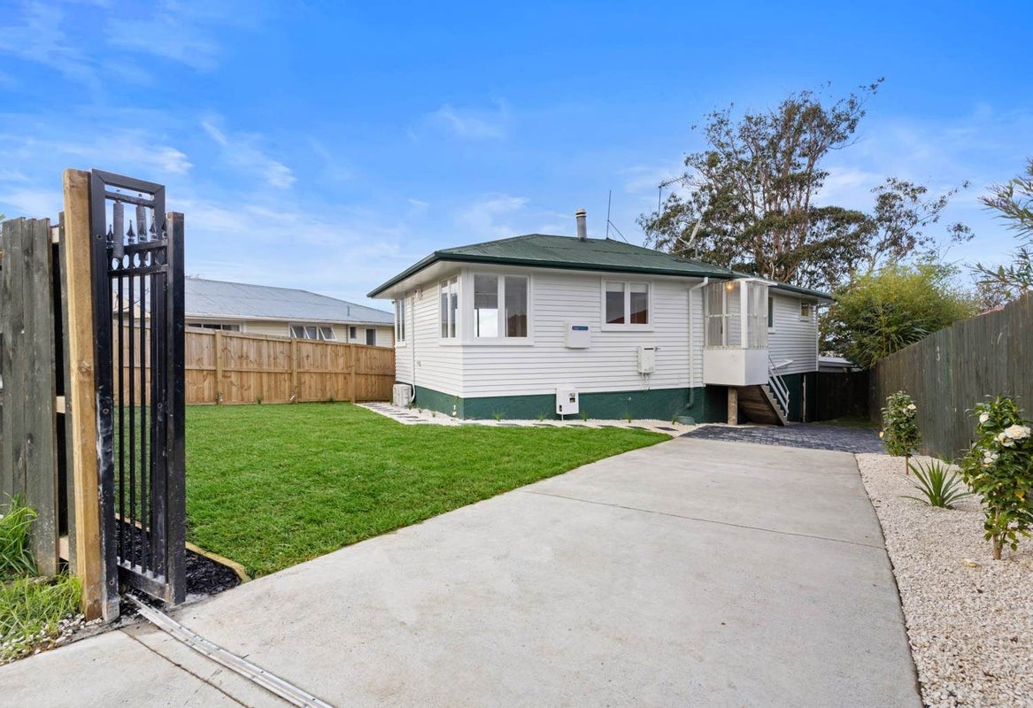 39 Bruce Road, Glenfield, Auckland - Carousel 1