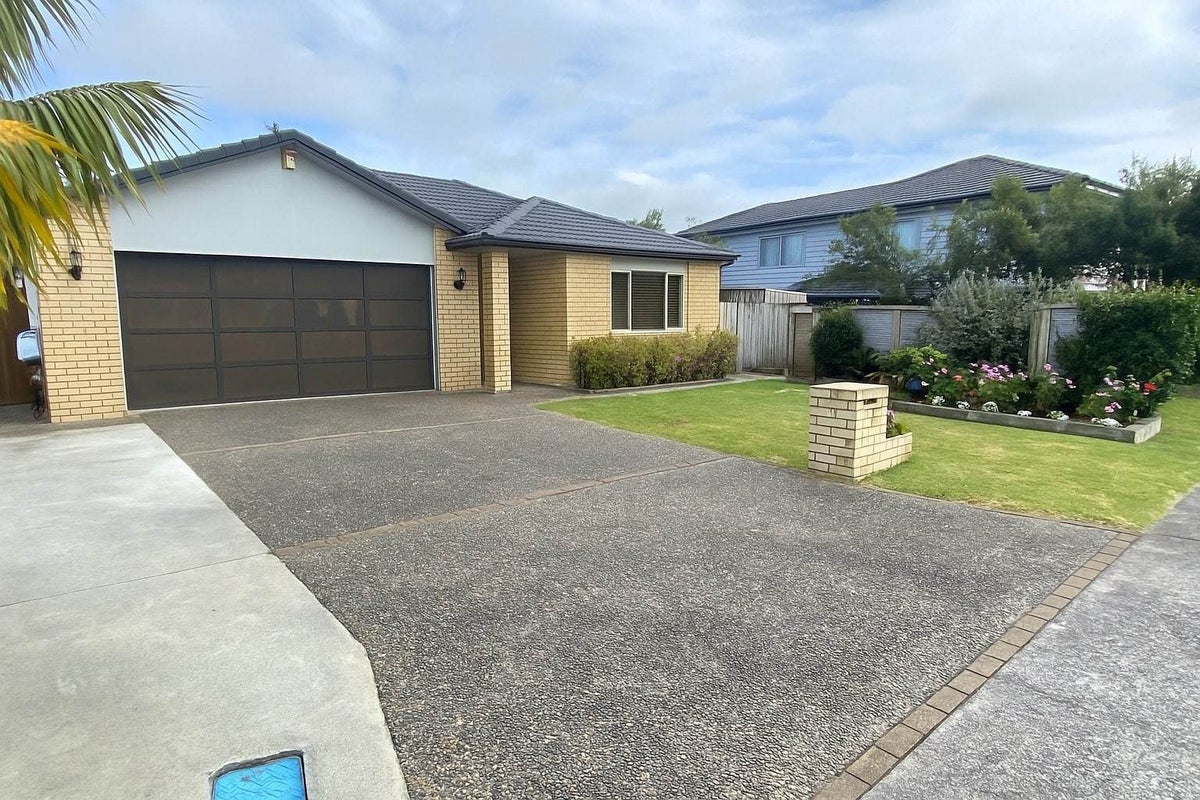 5 Middlefield Drive, East Tamaki Heights, Auckland - Carousel 1