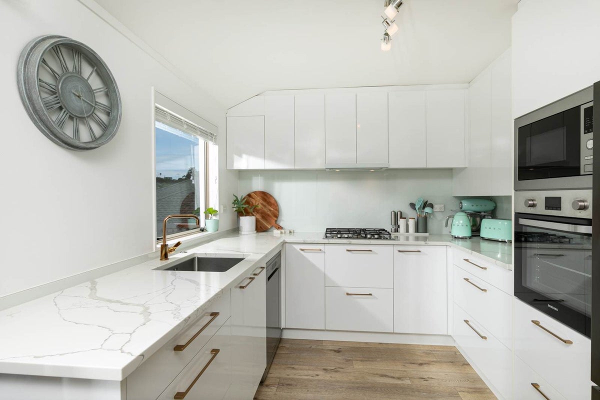 16 Breenagh Place, Massey, Auckland - Carousel 2
