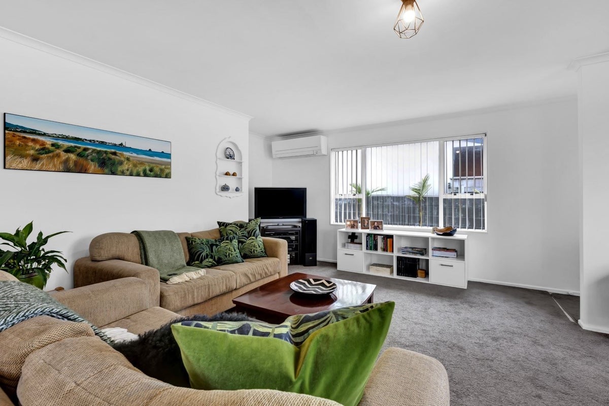 1/4 Normanby Street, Fitzroy, New Plymouth - Carousel 2