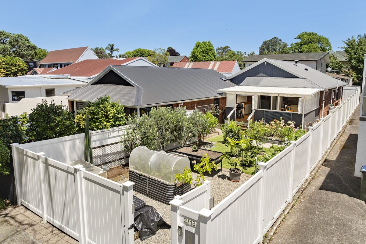 2/15 Cornwall Park Avenue, Epsom, Auckland - Carousel 2