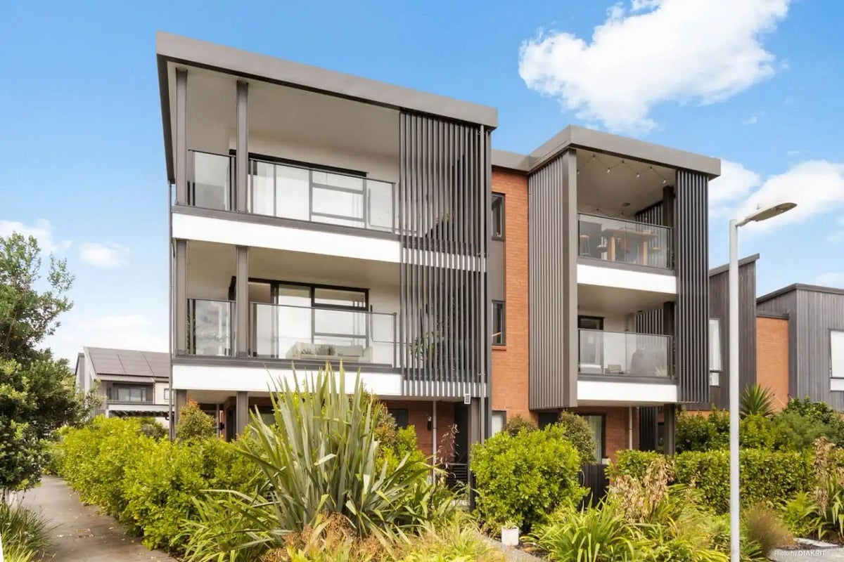 3/2 Sioux Road, Hobsonville, Auckland - Carousel 1