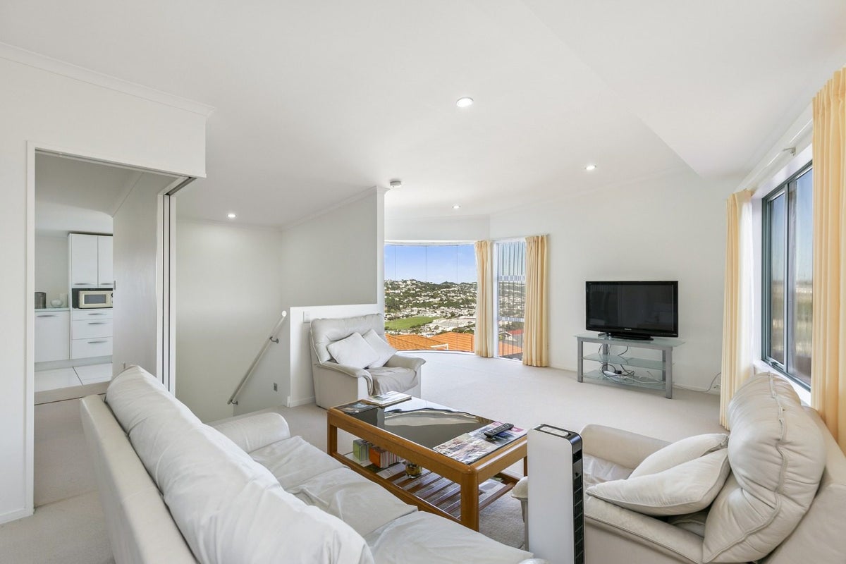 14A Arahanga Grove, Maupuia, Wellington - Carousel 1