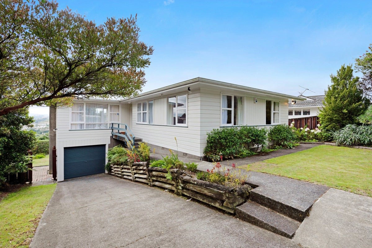 4 Bishops Glen, Tawa, Wellington - Carousel 1