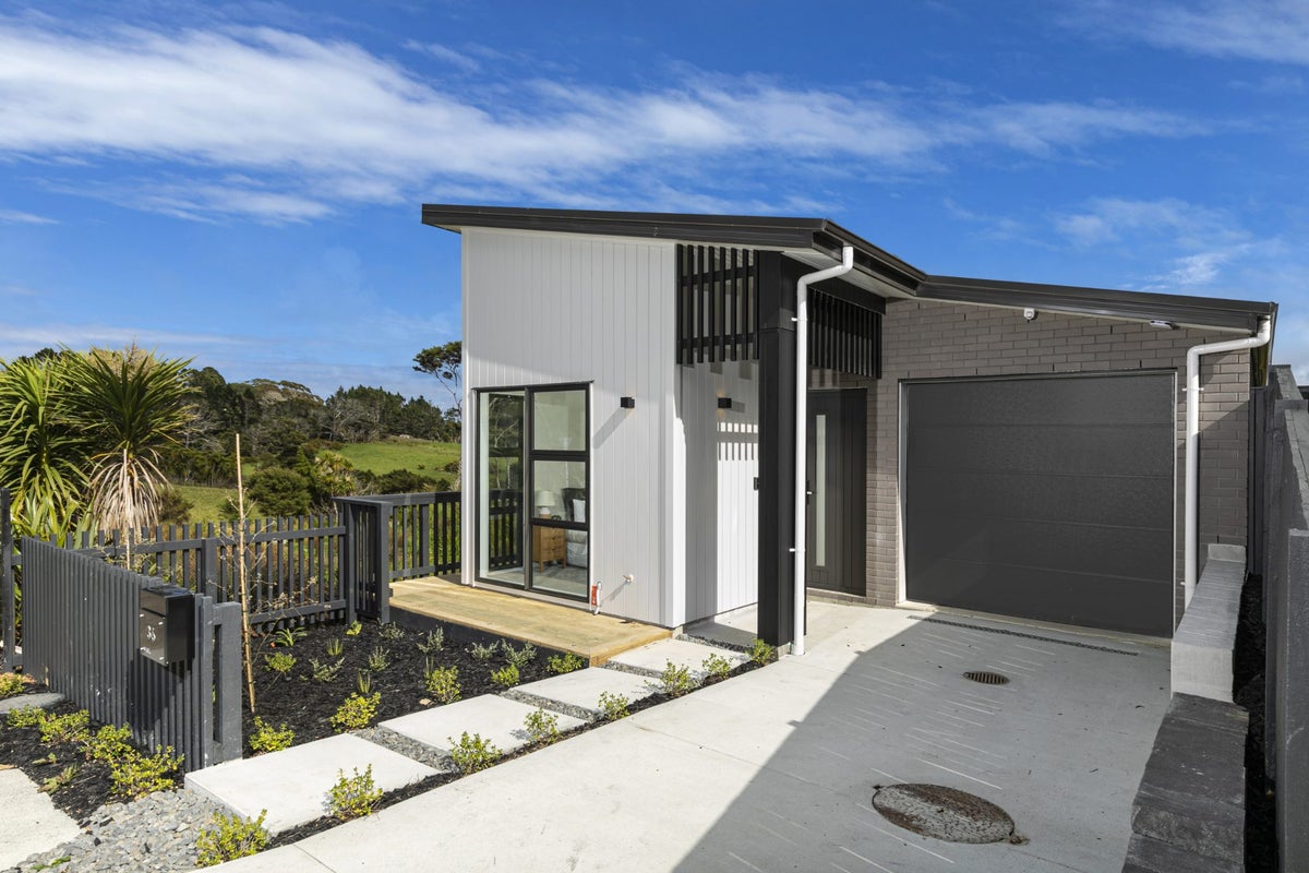 36 Taiororua Avenue, Massey, Auckland - Carousel 1