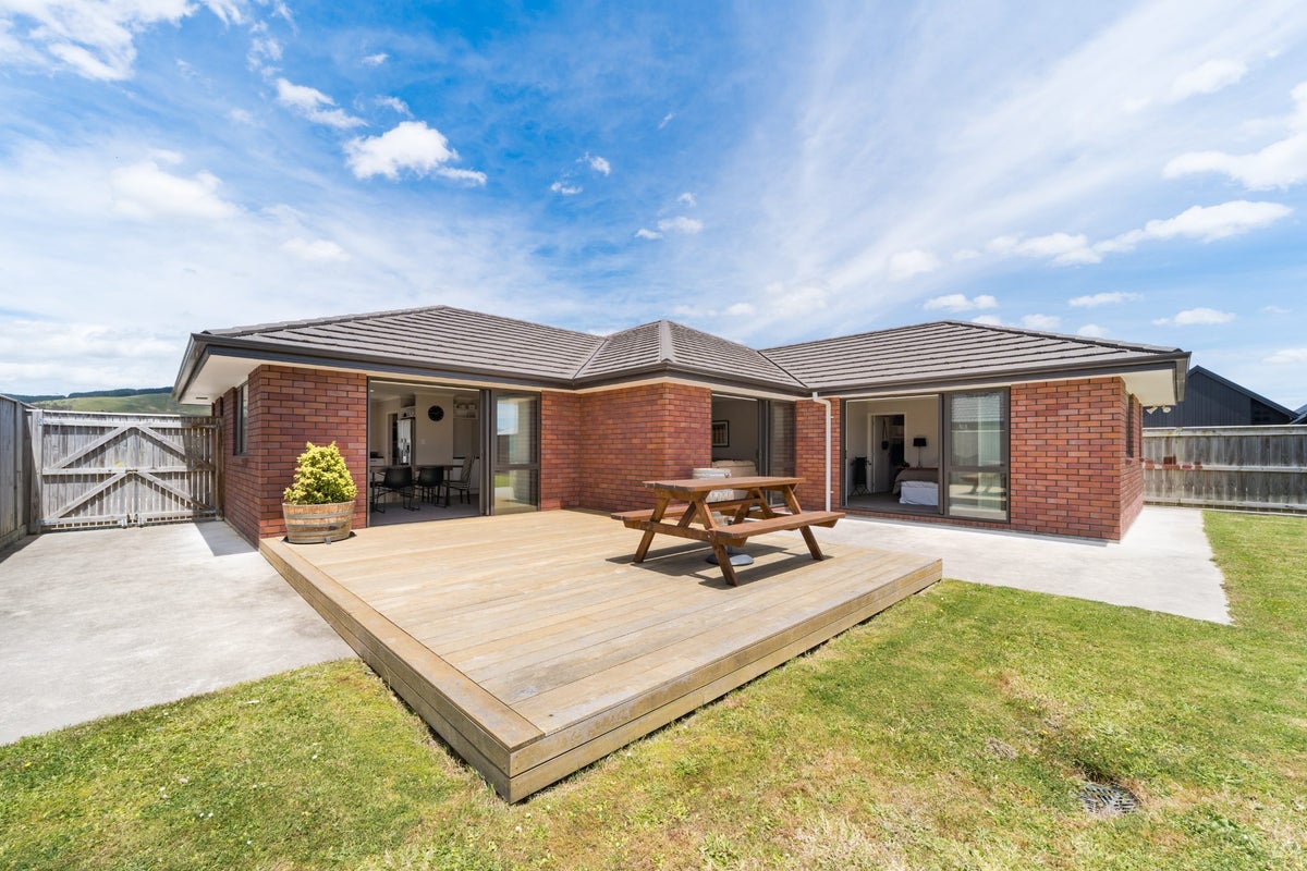 11 Atlantic Drive, Fitzherbert, Palmerston North - Carousel 1