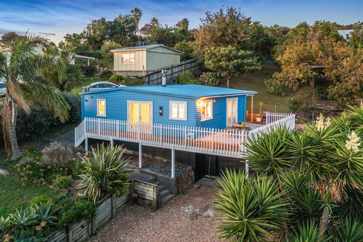 21 Moana Avenue, Surfdale, Waiheke Island - Carousel 2