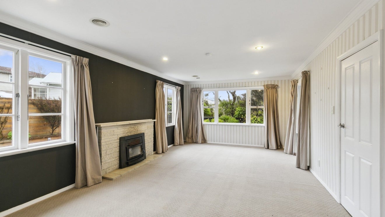 54 Collins Avenue, Tawa, Wellington - Carousel 2